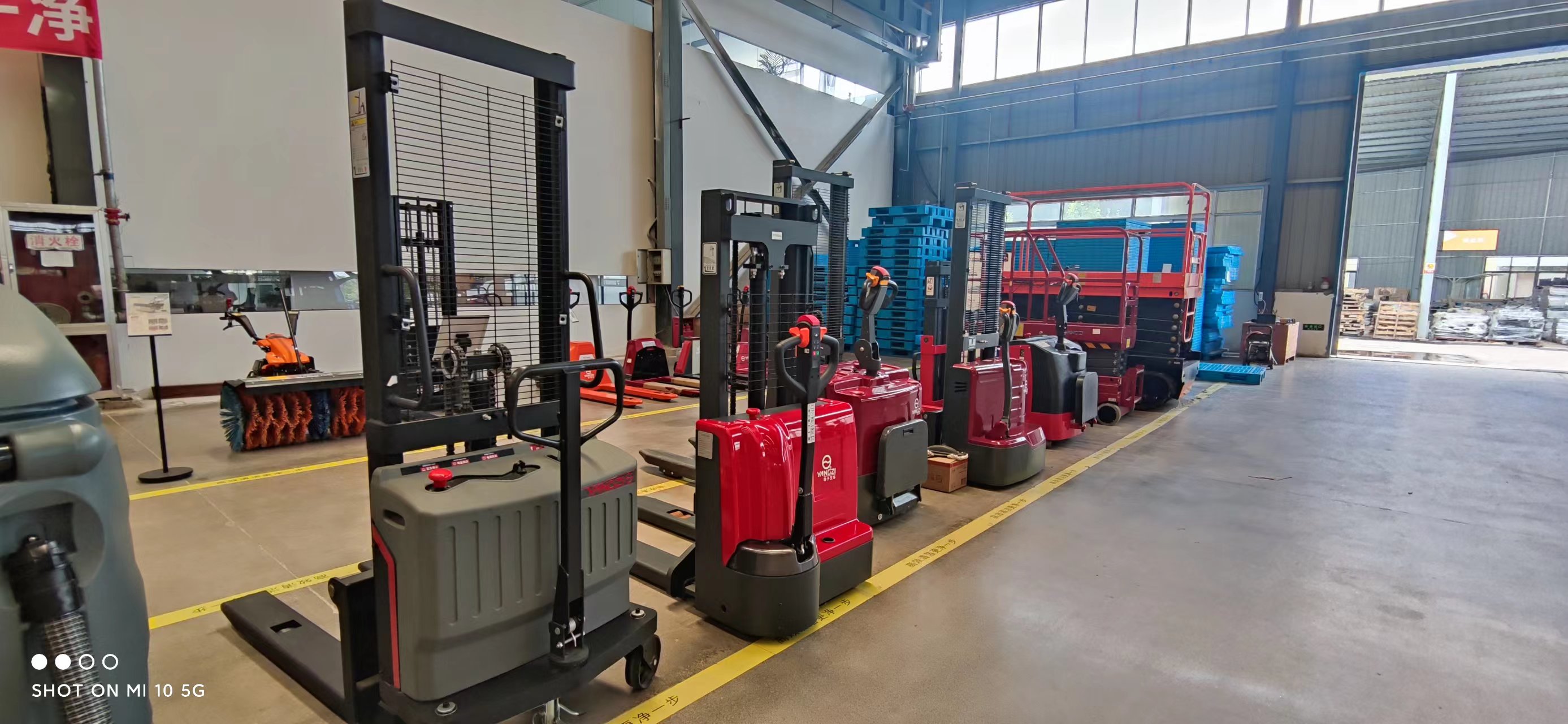 揚(yáng)子堆高車(chē)教你堆垛機(jī)漏油怎么處理 揚(yáng)子堆高車(chē)教你堆垛機(jī)漏油怎么處理