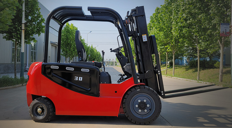 購(gòu)買(mǎi)指南:站立式電動(dòng)叉車(chē)與坐式電動(dòng)叉車(chē)(圖1) 坐式電動(dòng)叉車(chē)